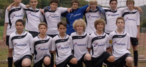 Nach der unnötigen 0:1 Niederlage am Mittwoch zu Hause gegen Zeilsheim ging es heute bei 30° und herrlichstem Wetter nach Neuenhain. Nach anfänglichem Abtasten und relativ ausgeglichenem Spiel erzielte Ömer...
